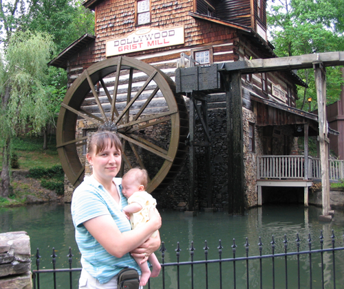 Rachelle and Emily at Dollywood